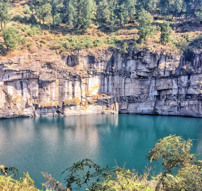 绮丽佤 Tritriva 火山湖, 是马达加斯加中部城市安齐拉贝（Antsirabe）著名的旅游景点